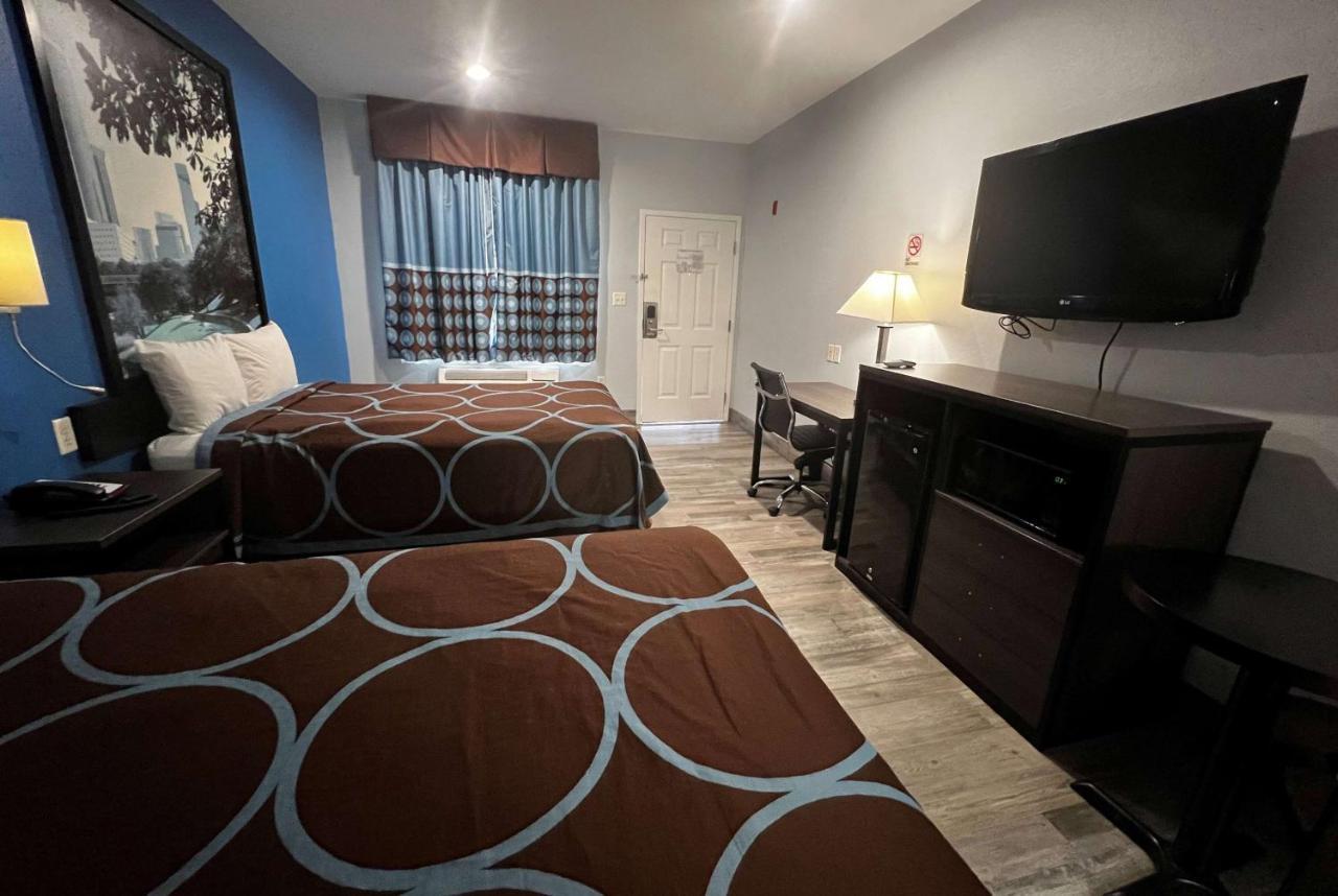 Отель Super 8 By Wyndham Houston North I-45 Экстерьер фото