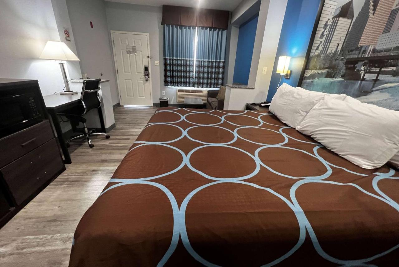 Отель Super 8 By Wyndham Houston North I-45 Экстерьер фото